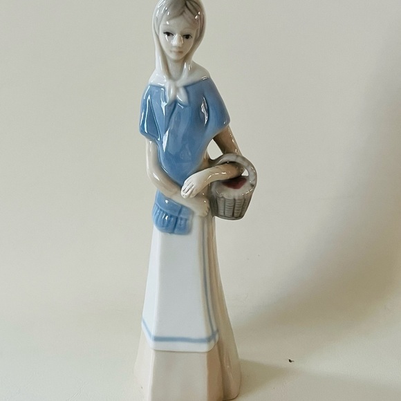 Other - Elegant Blue and White Porcelain Figurine